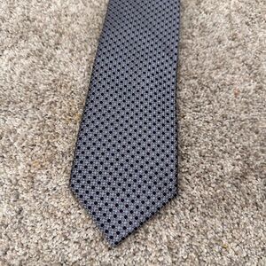 Like new Tommy Hilfiger Black and Gray Patterned Silk Tie